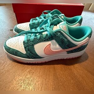 Nike Dunk Low ME
Snakeskin Washed Teal Bleached Coral 9M/10.5W